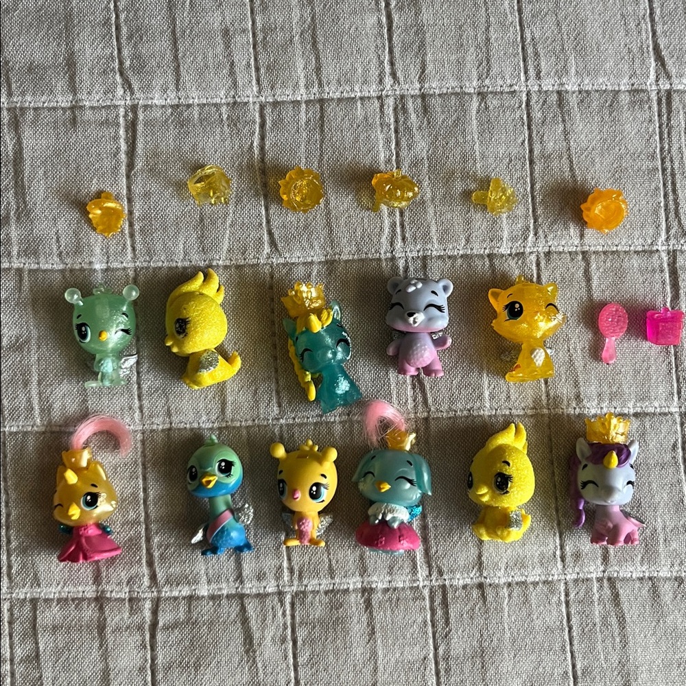 Hatchimals CollEGGtibles - The Royal Hatch- Multicolor set of 11, 7 crowns; cute